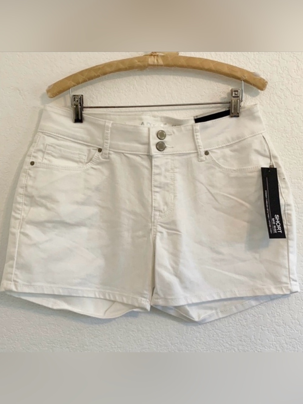 APT 9 WHITE SHORTS MID RISE STRAIGHT MID THIGH POCKETS 4" INSEAM